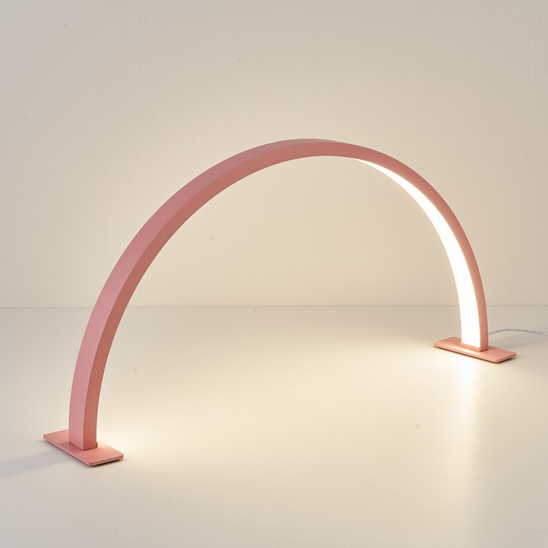 Nuevas lámparas de mesa curvadas en forma de U para salón de belleza