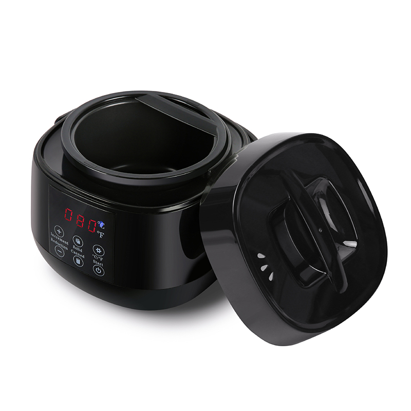 Pequeño crisol de cera con mango negro.